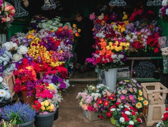 Не украшайте могилы пластиком! Чем опасны яркие букеты на кладбищах?