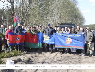 Сотрудники правоохранительных органов Мостовского района приняли участие в акции «Лес! Дабро! Парадак!»