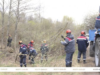 Работники Мостовского района электросетей продолжают убирать территорию по улице 30 лет ВЛКСМ в Мостах