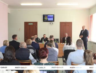 Группа информирования председателя Мостовского райисполкома Андрея Санько выступила в трудовых коллективах