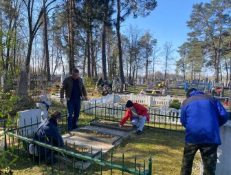 Работники Дубненского сельсовета привели в порядок братскую могилу и захоронения мирных жителей, погибших в годы войны