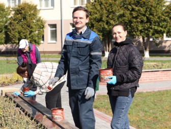 Дружно и умело трудились медработники Мостовщины на республиканском субботнике