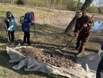 ФОТОФАКТ. Коллектив Центра социального обслуживания населения Мостовского района принял участие в республиканском субботнике