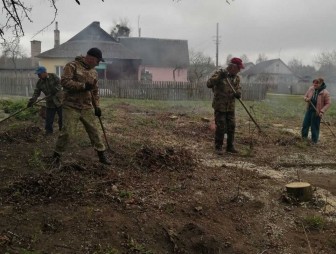 ФОТОФАКТ. Работники Песковского сельсовета во время республиканского субботника убирали территорию общего пользования по ул. Заводской в аг. Пески