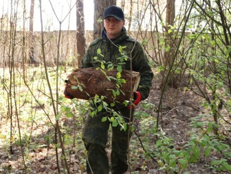 ФОТОФАКТ. Работники Мостовского РОЧС во время республиканского субботника убирали лесополосу у городского рынка