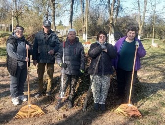 ФОТОФАКТ. Работники Лунненского сельсовета на республиканском субботнике трудились в парке агрогородка Лунно
