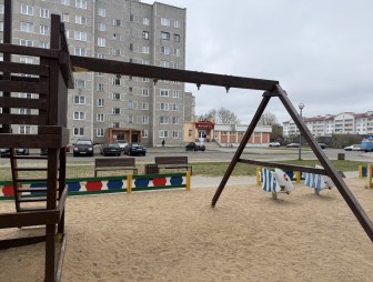 Безопасность жизнедеятельности детей: прокуратура Мостовского района проверила состояние детских площадок и игрового сооружения на них