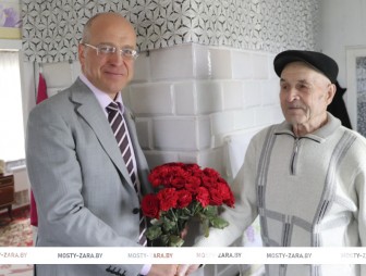 К ветерану – с благодарностью. Сенатор Валентин Байко посетил ветерана Великой Отечественной войны Николая Михайловича Бобко