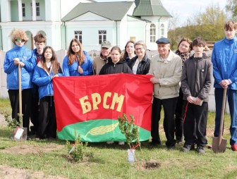 В канун Праздника труда активисты Мостовского РК 'БРСМ' приняли участие в акции 'Майский сад'