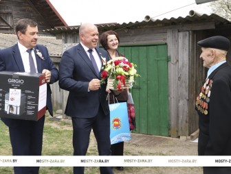 Спасибо за мирную жизнь! С наступающим Днём Победы на Мостовщине поздравили ветерана Великой Отечественной войны Николая Михайловича Бобко