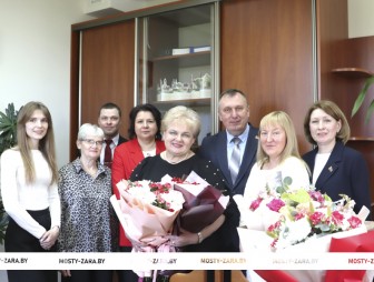 В коллективе районного отдела Фонда социальной защиты населения проводили на заслуженный отдых начальника Тамару Исаченко
