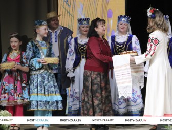 Созвучие культур и сердец. На сцене Мостовского РЦК с концертом выступил татарский коллектив «Бэхет»