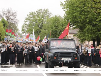 1418 шагов к Победе – с торжественного шествия начались праздничные мероприятия в честь Великой Победы в Мостах