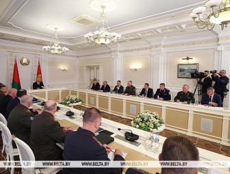 Александр Лукашенко обозначил важность оснащения войск современным вооружением для решения задач обороны