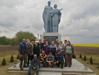 Объединили память и доброе дело: в агрогородке Зарудавье прошёл субботник по высадке туй у памятника погибшим землякам