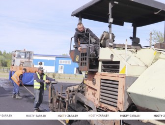 На улицах города и дорогах района трудятся мостовские дорожники