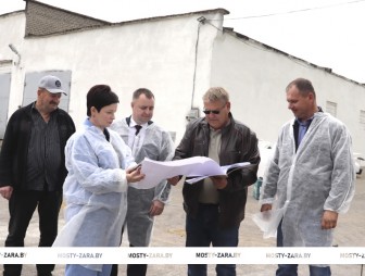 Первый заместитель председателя райисполкома Роман Рублик и депутат Надежда Хальцова ознакомились со строительством профилакториев для телят