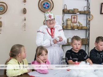 Зямля, што берагуць, і беражэ: у Мастах з’явілася выстава, прысвечаная традыцыйная беларускай культуры