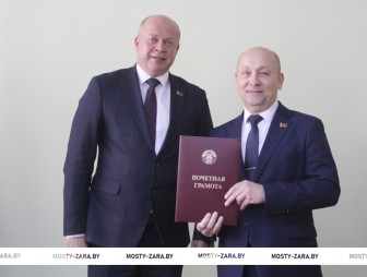 Всегда ценил порядок и ответственность. В райисполкоме с юбилеем поздравили начальника Мостовского района газоснабжения Игоря Хлыстова
