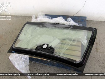 Бронированное стекло стоимостью 64 тыс. рублей спрятал от таможенного контроля водитель грузового транспортного средства