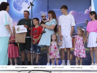 Масты злучаюць берагі, каханне – сэрцы: яркія моманты сямейнага фестывалю, што ладзіўся ў Мастах Правых, у матэрыяле журналіста “Зары над Нёманам”