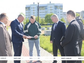 Мостовчане интересуются, что будет возле городского озера