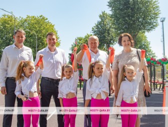 Спорт для всех и каждого: в Мостах открыли уже четвёртую многофункциональную спортивную площадку