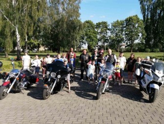Рёв моторов и улётная фотосессия: в гости к ребятам в лагерь «Пацевичи» приехали мостовские байкеры