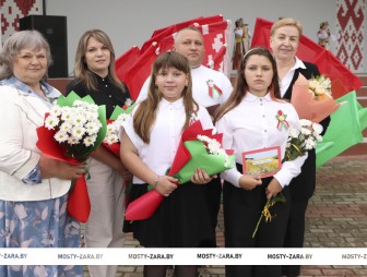 «Наши дочки – наша гордость!» – как в семье Шутович из Правых Мостов родители помогают детям добиваться успеха