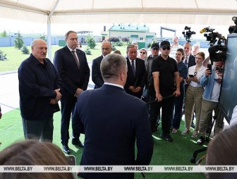 В графике Президента - тема животноводства. Александр Лукашенко посещает хозяйство, где разводят красную породу коров
