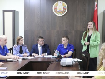 Быть внимательными и бдительными: с молодыми сотрудниками Мостовского филиала ОПО и ЦСОН встретились областная и районная группы информирования
