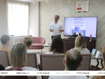 “Масты і берагі” Дзмітрыя Радзівончыка: у Мастах адбылася прэзентацыя зборніка літаратурнай крытыкі гродзенскага паэта і літаратуразнаўцы