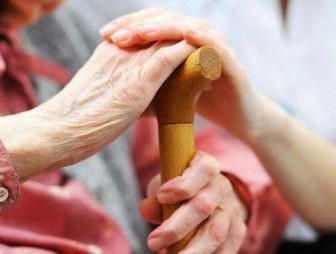 С прицелом на зиму. Специалисты Мостовского ЦСОН провели ежегодное обследование условий проживания одиноких пожилых граждан