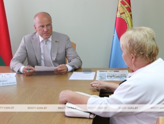 «Инициатива хорошая – готовы присоединиться»: сенатор Валентин Байко провёл приём граждан и прямую линию в Мостовском райисполкоме