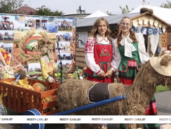На сельских подворьях в Мостах поют, танцуют, хлебом-солью гостей встречают
