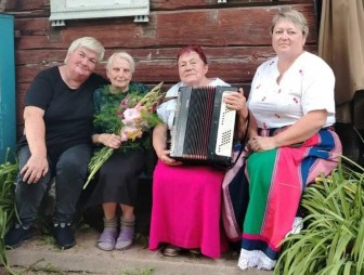 С благодарностью – к почтенным юбилярам: в Куриловичском сельсовете поздравили односельчанок со значимыми датами