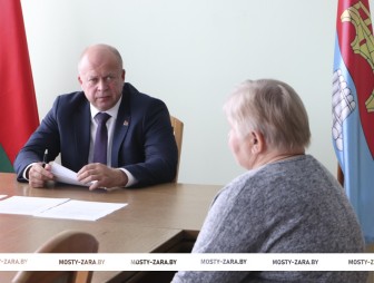 Благоустройство улицы, снос деревьев и ремонт мостика – с какими ещё вопросами мостовчане обратились к главе района