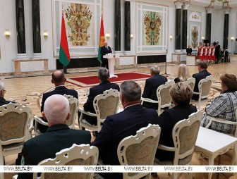 Александр Лукашенко в преддверии Дня народного единства вручил госнаграды заслуженным представителям различных сфер