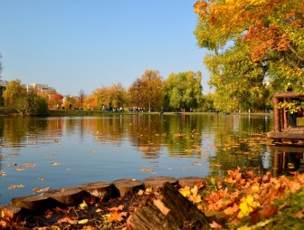 С наступлением осени водоёмы перестают быть местом для купания, но по-прежнему притягивают детей