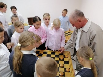 Казка, вытачаная з дрэва: у Гудзевіцкім музеі адбыўся вернісаж выставы Здзіслава Стасевіча