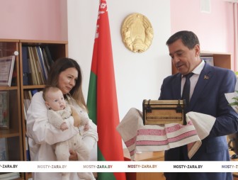 Ещё одной мостовской семье от имени Президента  вручили национальный оберег