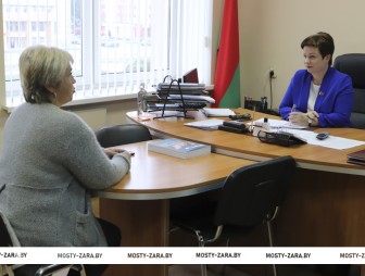 Услышать, разобраться, помочь – в Мостах провела приём граждан и прямую телефонную линию депутат Палаты представителей Надежда Хальцова