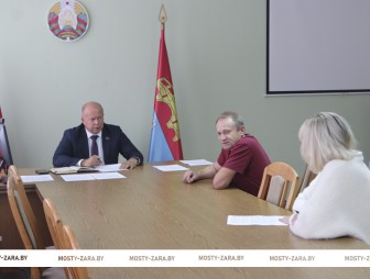 Председатель Мостовского райисполкома провёл приём граждан