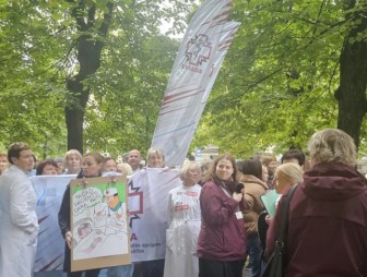 Крупная акция протеста медиков прошла в Риге у здания правительства