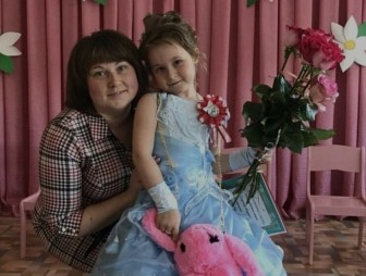 В любви своей маме признаётся юная мостовчанка Дарина Сорока