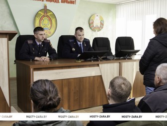 Отработать и возместить: прокурор Мостовского района встретился с обязанными лицами