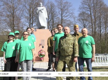 Молодёжный десант «Мостовдрева»  во главе с Сергеем Ососовым  трудился в Задворье