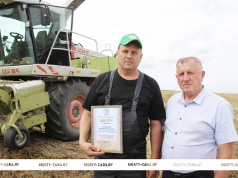 Лучшие труженики КСУП «Имени Адама Мицкевича» получили профсоюзные награды