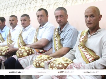 Награды, караваи и… легковые автомобили. В ОАО «Черлёна» праздновали «Дожинки»