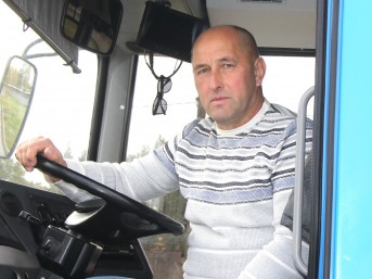 Людей обслуживать не просто, но интересно, утверждает водитель автобуса Александр Сороко